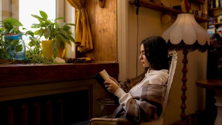 17 Subtle Behaviors Often Seen In Women Without Close Friends