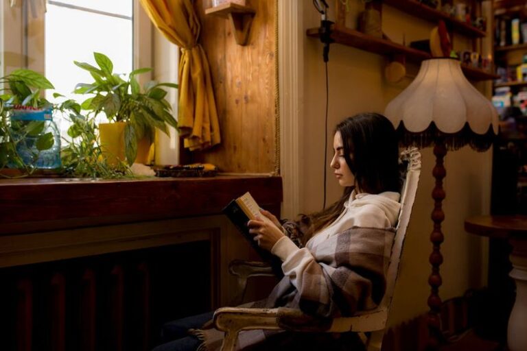 17 Subtle Behaviors Often Seen In Women Without Close Friends