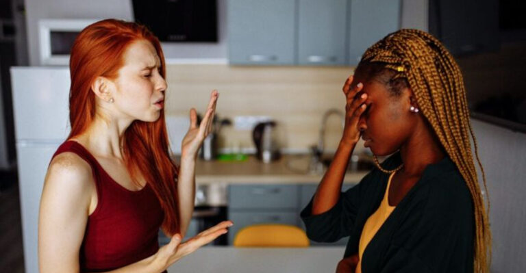 19 Clear Signs of a Passive-Aggressive Gaslighter