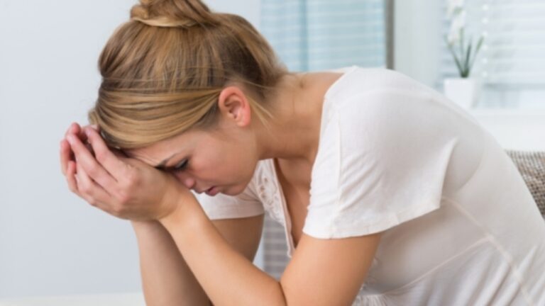 22 Quiet Habits Of A Woman Who’s Had To Heal Herself More Than Once Again