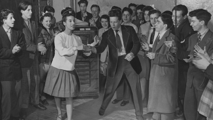 36 Unexpected Ways Women Lived It Up in the 1950s Before Social Media Existed