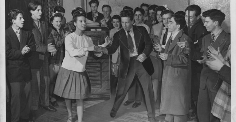36 Unexpected Ways Women Lived It Up in the 1950s Before Social Media Existed