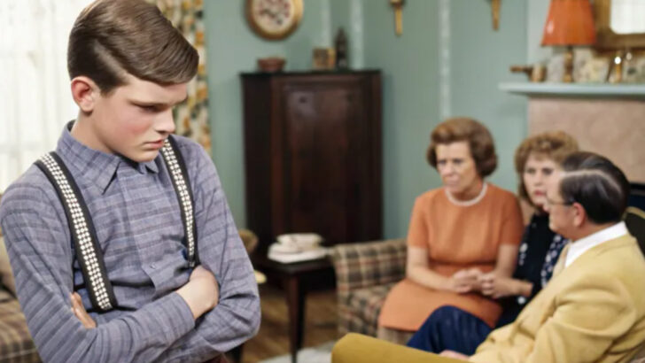 37 Ridiculous Etiquette Rules Boomers Were Expected To Follow As Teens