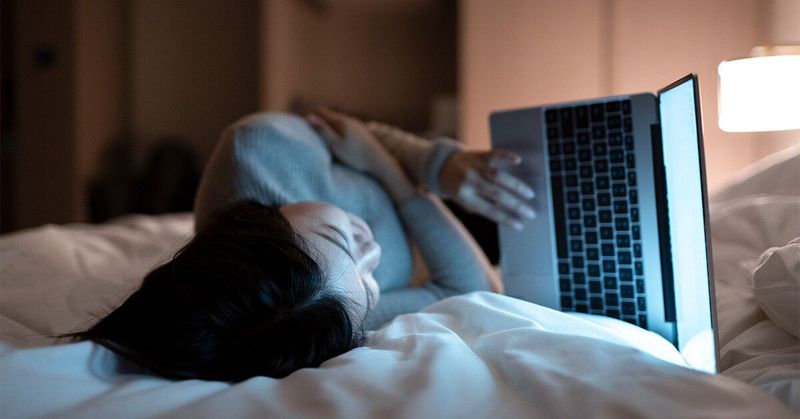 Staring at screens for hours without absorbing anything