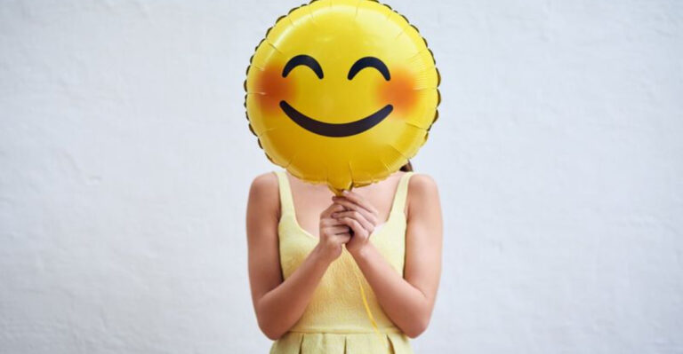People Who Hide Their Inner Pain While Seeming Happy Exhibit These 17 Behaviors