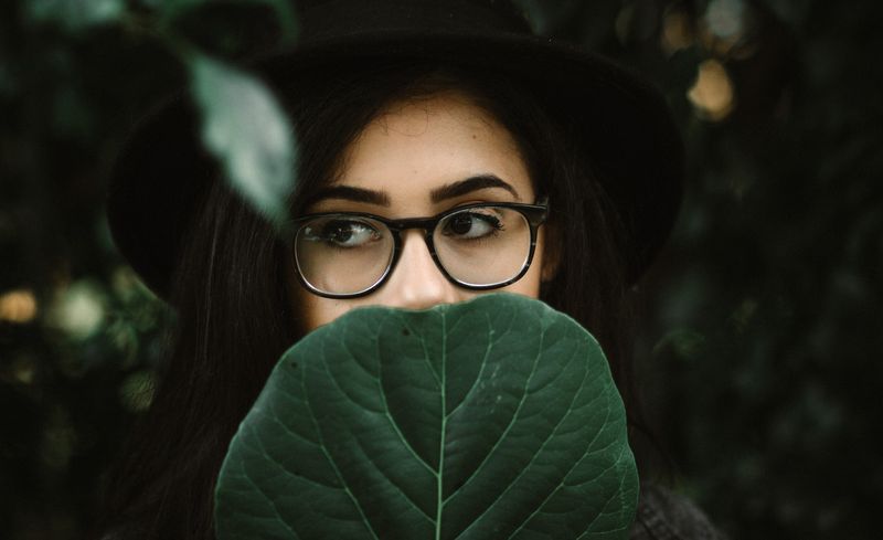 The art of avoiding known acquaintances