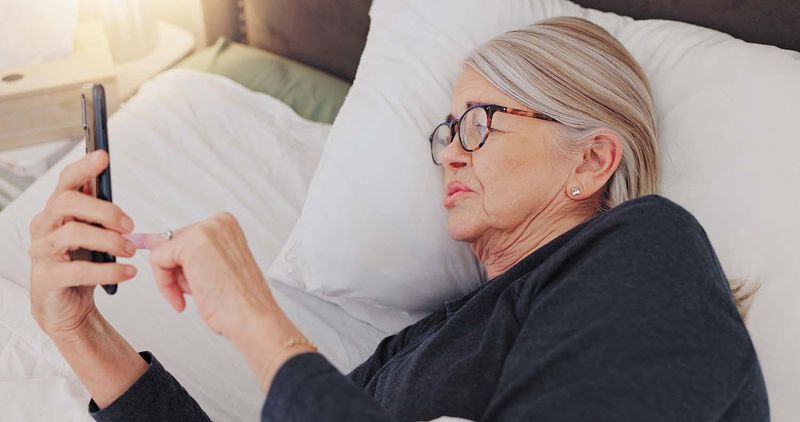 Silent scrolling as quality time