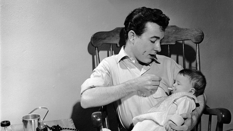 Se il papà fa da baby-sitter, merita una medaglia