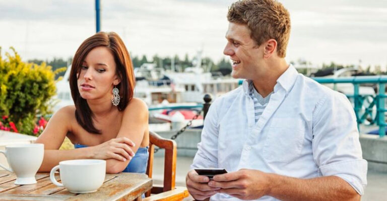 15 Common Behaviors That Make Your Partner Feel Unloved, According To Clinical Psychologist