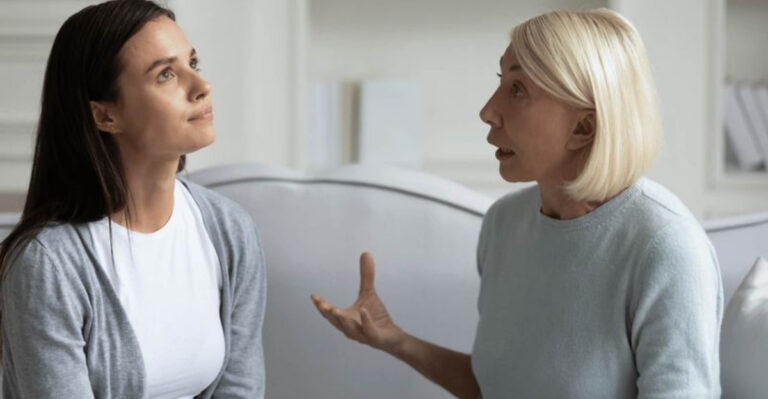 15 Things Mothers Do That Quietly Alienate Their Adult Daughters