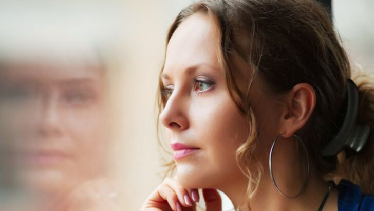 16 Reasons Saying Goodbye Hurt So Much Even If You Don’t Love Anymore, According To Psychology