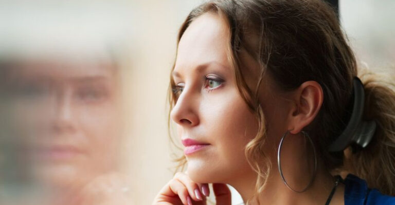 16 Reasons Saying Goodbye Hurt So Much Even If You Don’t Love Anymore, According To Psychology