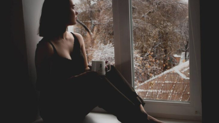 16 Ways People Hide Their Sadness & How To Spot It