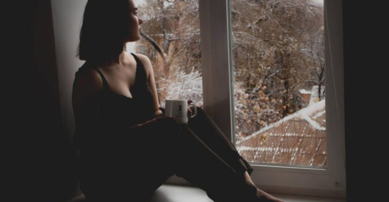 16 Ways People Hide Their Sadness & How To Spot It