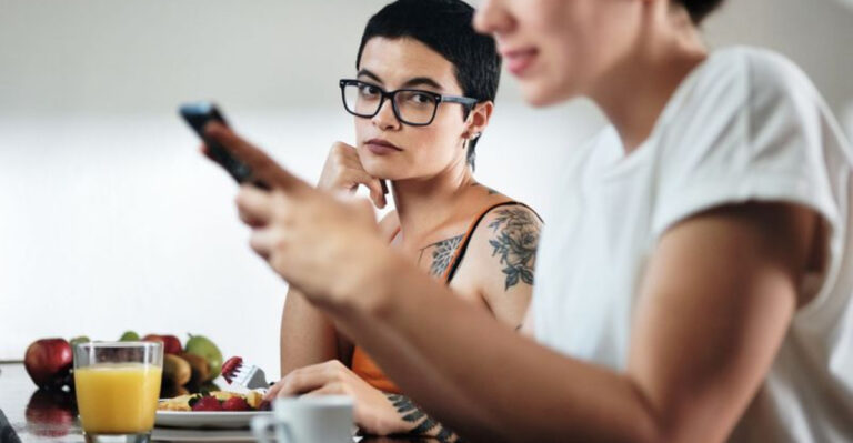 18 Red Flags That Reveal Someone Is Not A True Friend