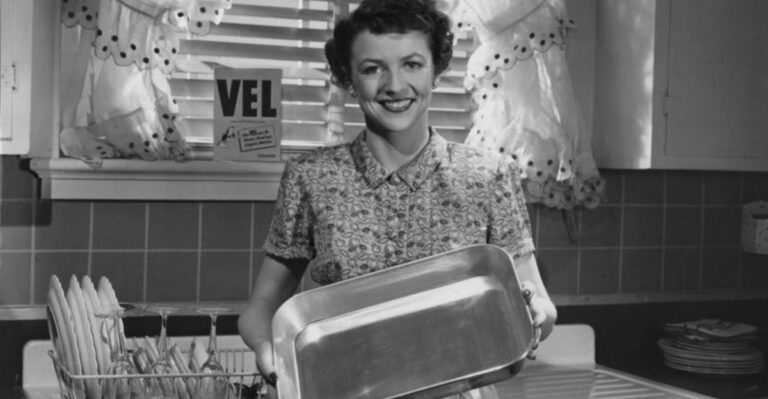 18 Restrictive ’50s Rules That Stopped Women from Having Fun And Would Be Outrageous Today