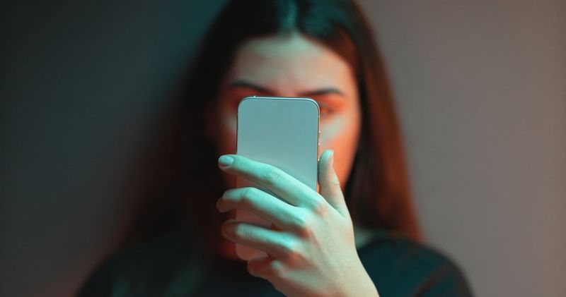 Phone-Zombie Syndrome