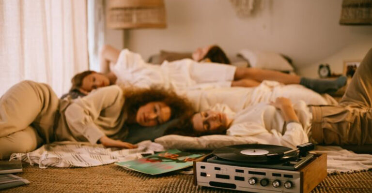20 Retro Photos That Capture the Spirit of ’70s Teen Life