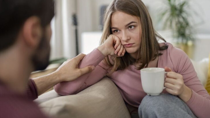20 Things Men Do That Slowly Make Women Lose Interest
