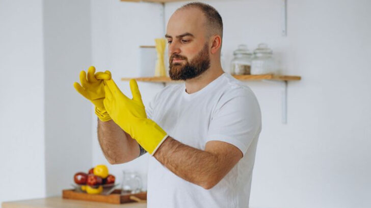8 Kind Gestures Women Love When Men Do Them & 8 Annoying Ones They Secretly Hate