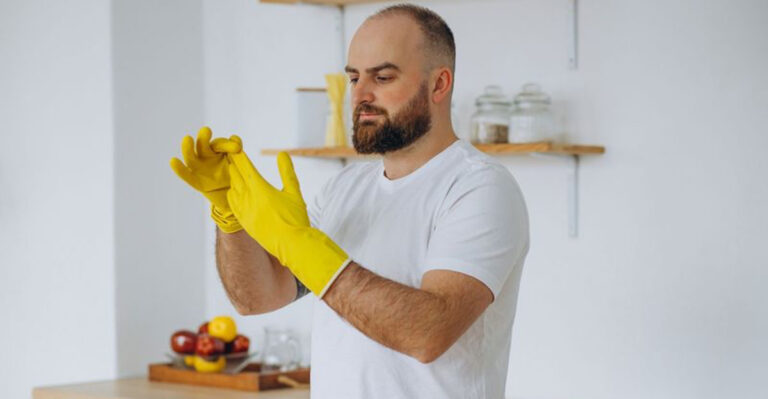 8 Kind Gestures Women Love When Men Do Them & 8 Annoying Ones They Secretly Hate