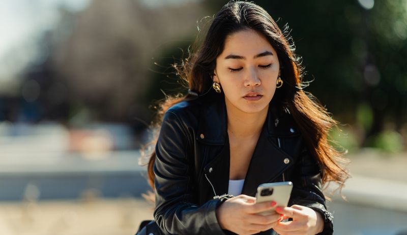 Leaving messages unread out of fear