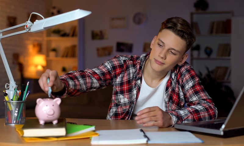 How to manage money early