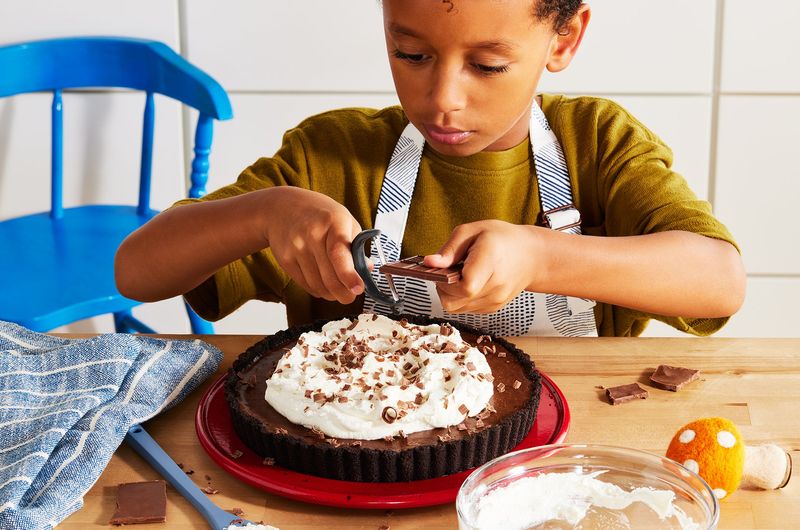 Bake and decorate the cake together