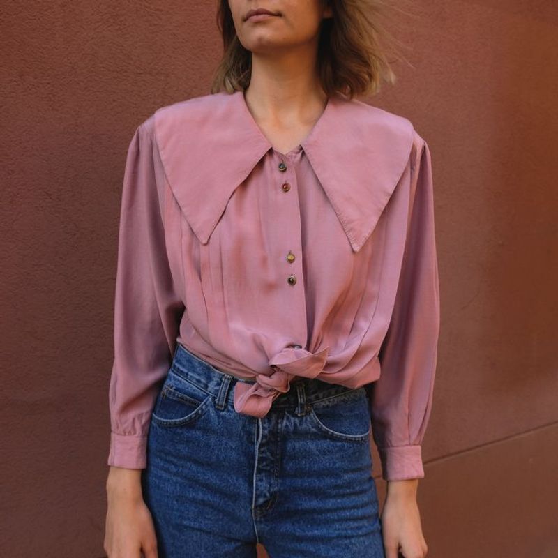 Wide Collars Back in Minimalist Cuts