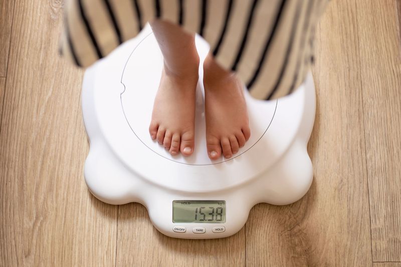 Commenting on Weight Fluctuations Within Seconds of Seeing Them