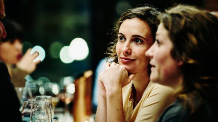 15 Subtle Things Highly Intelligent People Don’t Realize They Do When They’re Bored In Conversations