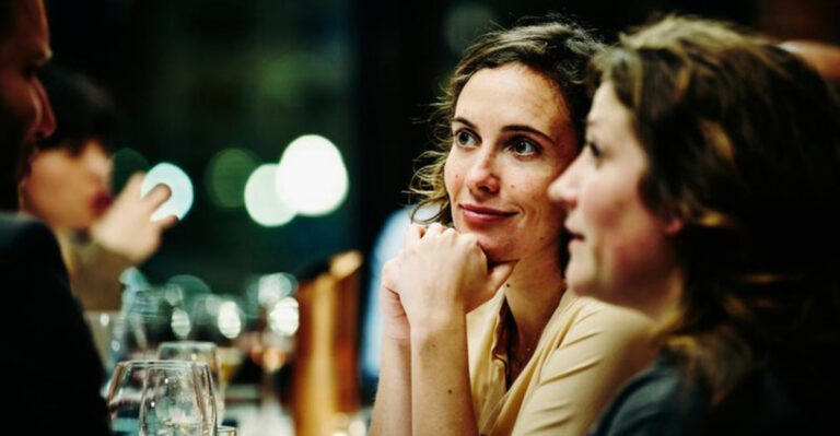15 Subtle Things Highly Intelligent People Don’t Realize They Do When They’re Bored In Conversations