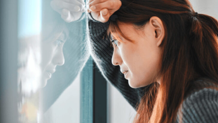 15 Things You Probably Still Struggle With If You Grew Up In An Unsafe Family, According To Experts