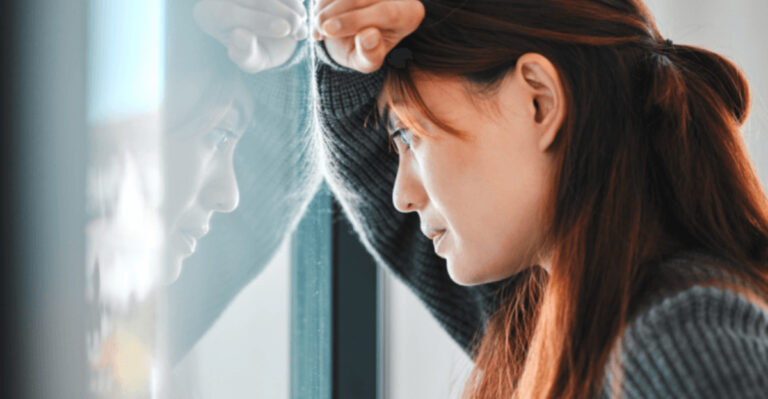 15 Things You Probably Still Struggle With If You Grew Up In An Unsafe Family, According To Experts