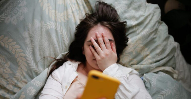 16 Clues Your Friend Is A Manipulator (And You Still Can’t Let Go)