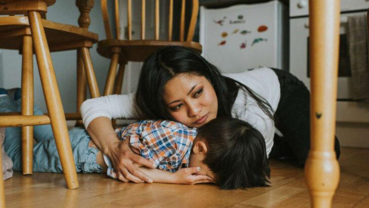 16 Signs Your Mom Experienced Childhood Trauma & It’s Affecting You Now, According To Research