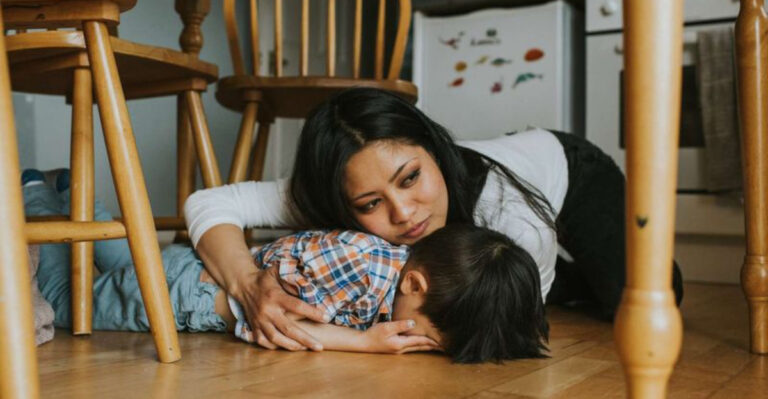 16 Signs Your Mom Experienced Childhood Trauma & It’s Affecting You Now, According To Research
