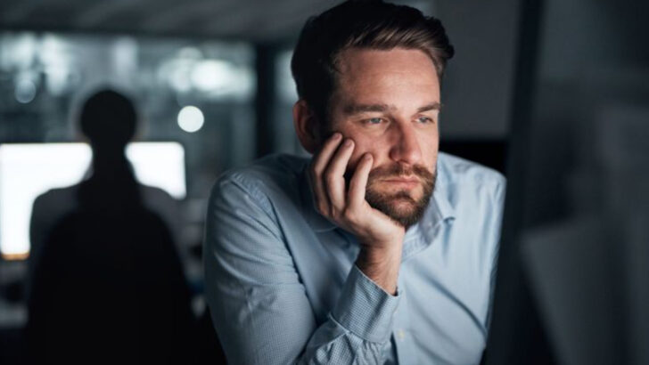 17 Signs Of Loneliness In A Relationship And How To Cope