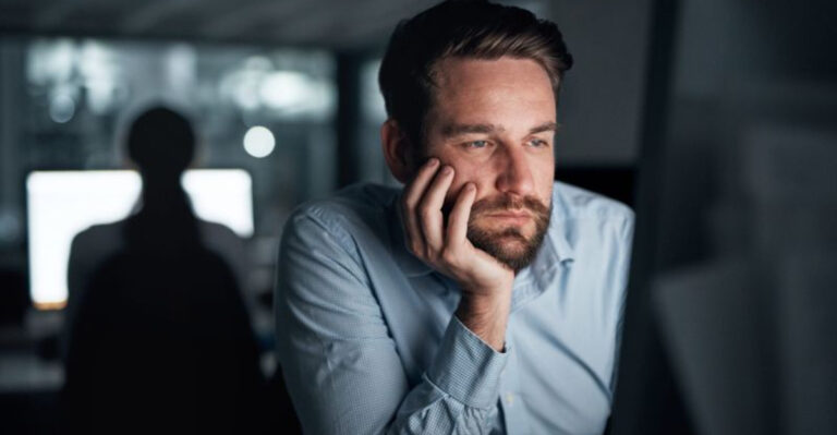 17 Signs Of Loneliness In A Relationship And How To Cope