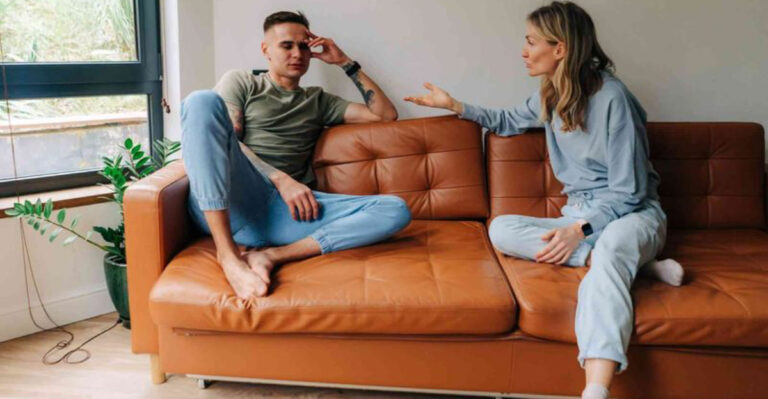 17 Tricks Narcissists Use to Turn You Against Your Friends