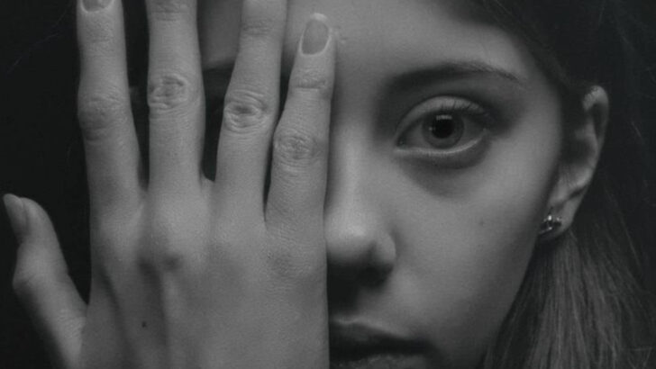 17 Unusual Mannerisms That Reveal Someone Is Carrying Trauma