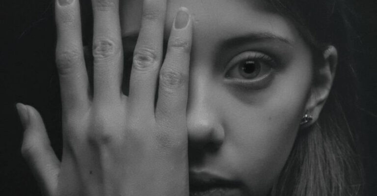 17 Unusual Mannerisms That Reveal Someone Is Carrying Trauma