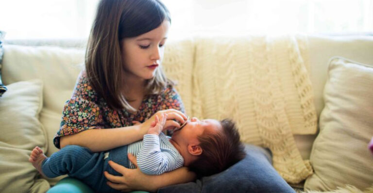17 Ways Being The Eldest Child Shaped Your Personality—Whether You Liked It Or Not