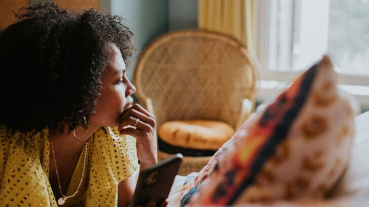 17 Ways a Woman Can Detach from People and Situations, Care Less and Achieve More