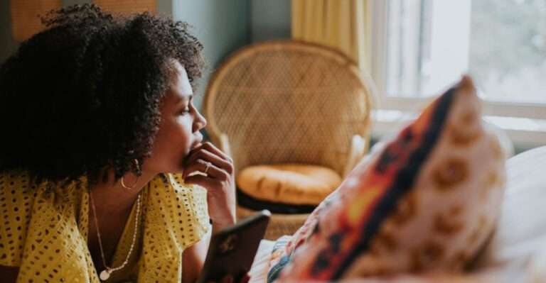 17 Ways a Woman Can Detach from People and Situations, Care Less and Achieve More