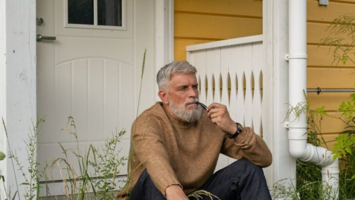 18 Reasons Older People Stop Wanting To Talk To Anyone