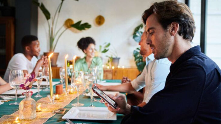18 Signs That Show You Are An Introverted Extrovert