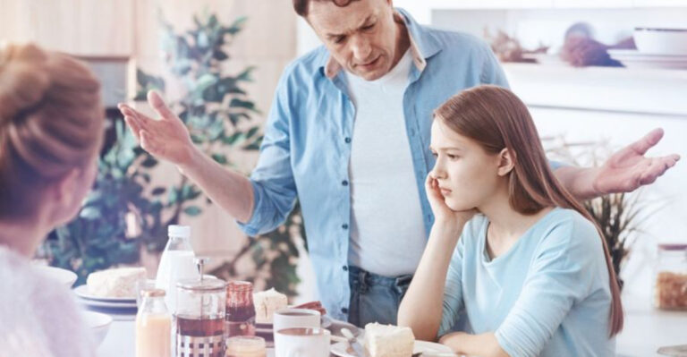 18 Toxic Family Habits You Should Stop Calling ‘Normal’