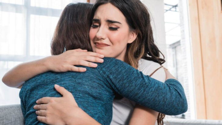 20 Quiet and Painful Things That Happen When You Don’t Feel Close to Your Parents Anymore