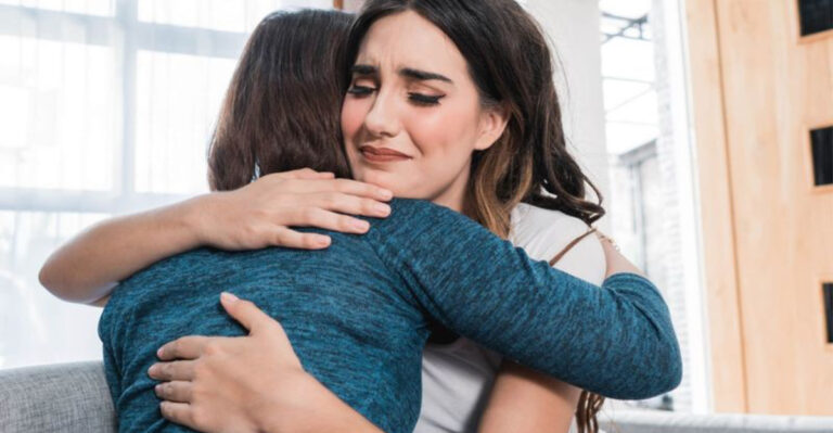 20 Quiet and Painful Things That Happen When You Don’t Feel Close to Your Parents Anymore